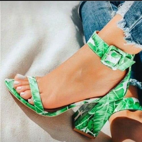 Very Cute Sandal - Picture 2 of 2